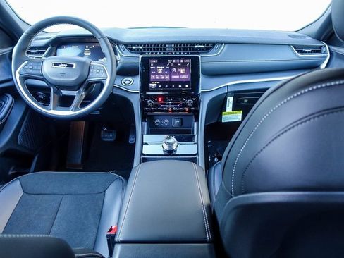 New 2025 Jeep Grand Cherokee Altitude image 26