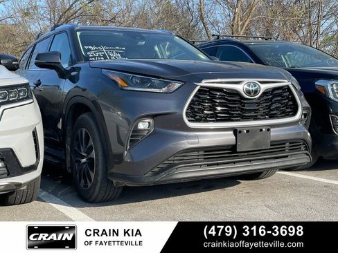 Used 2021 Toyota Highlander XLE image 1