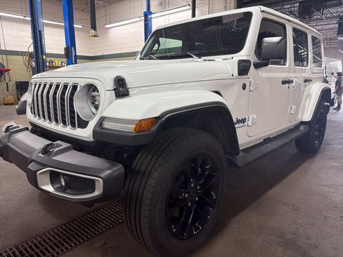 Certified 2025 Jeep Wrangler Unlimited Sahara AWD/4WD image 3