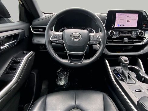 Used 2023 Toyota Highlander XSE FWD image 6
