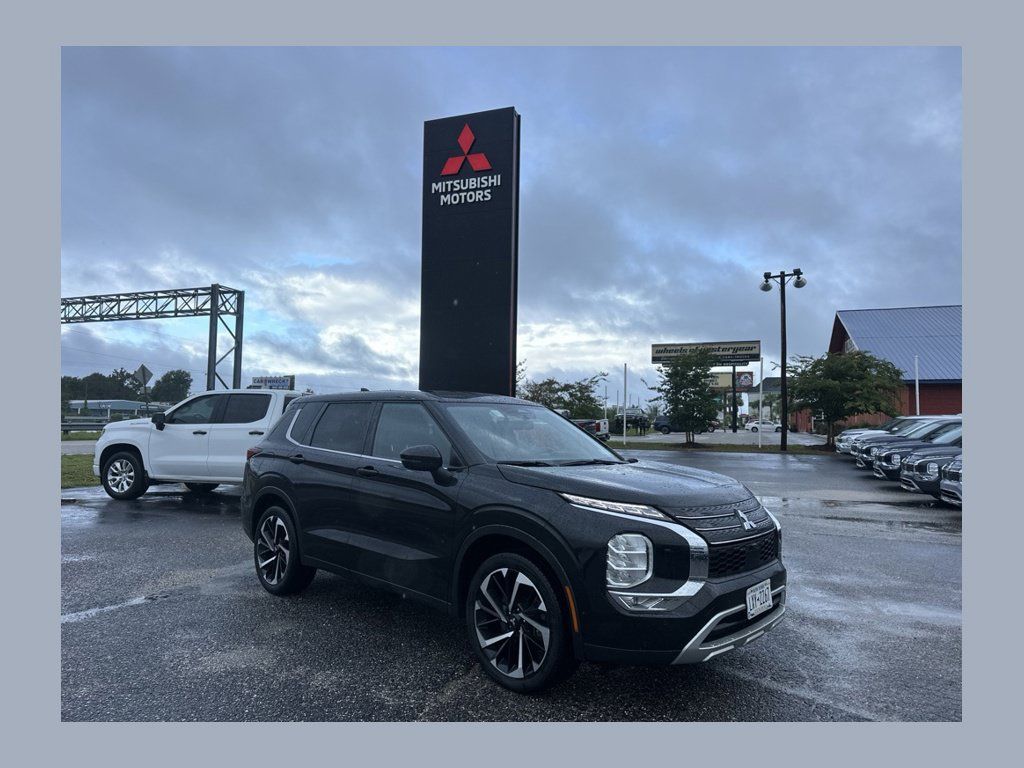 Used 2024 Mitsubishi Outlander SE AWD/4WD image 1