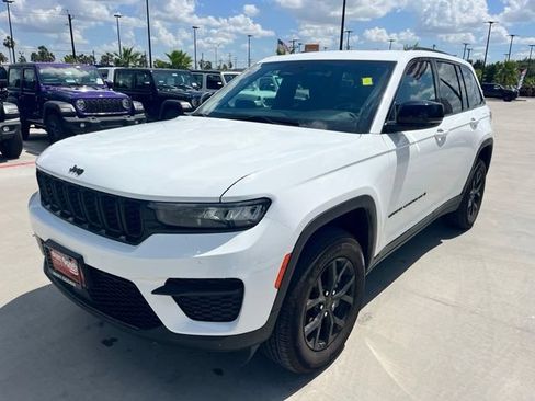 Used 2025 Jeep Grand Cherokee Altitude RWD image 3