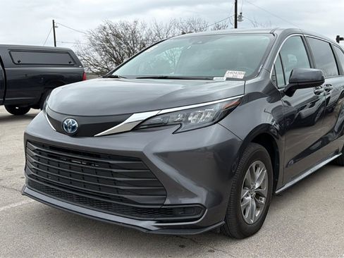 Used 2025 Toyota Sienna LE image 16