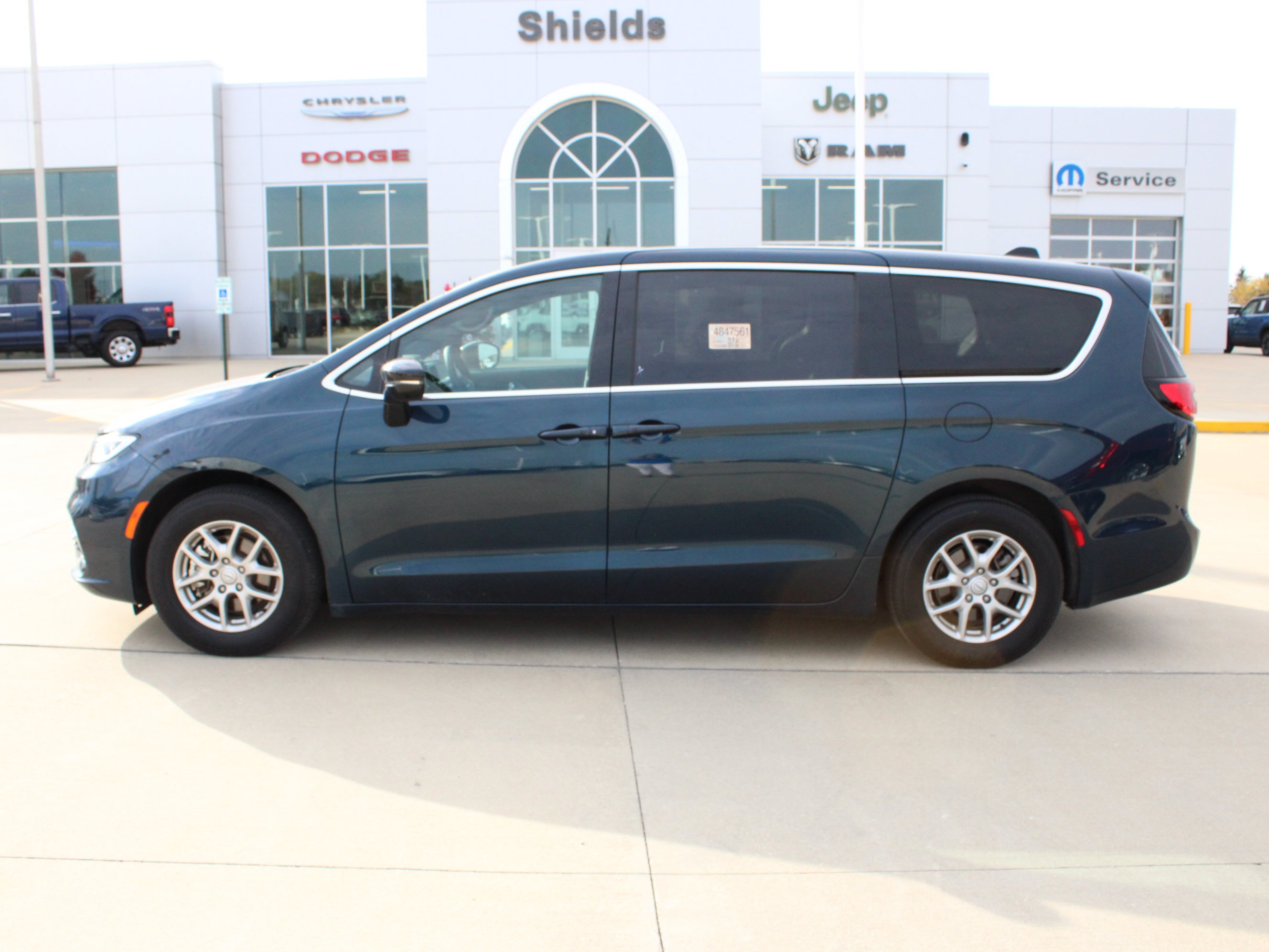 Used 2025 Chrysler Pacifica Select FWD image 3