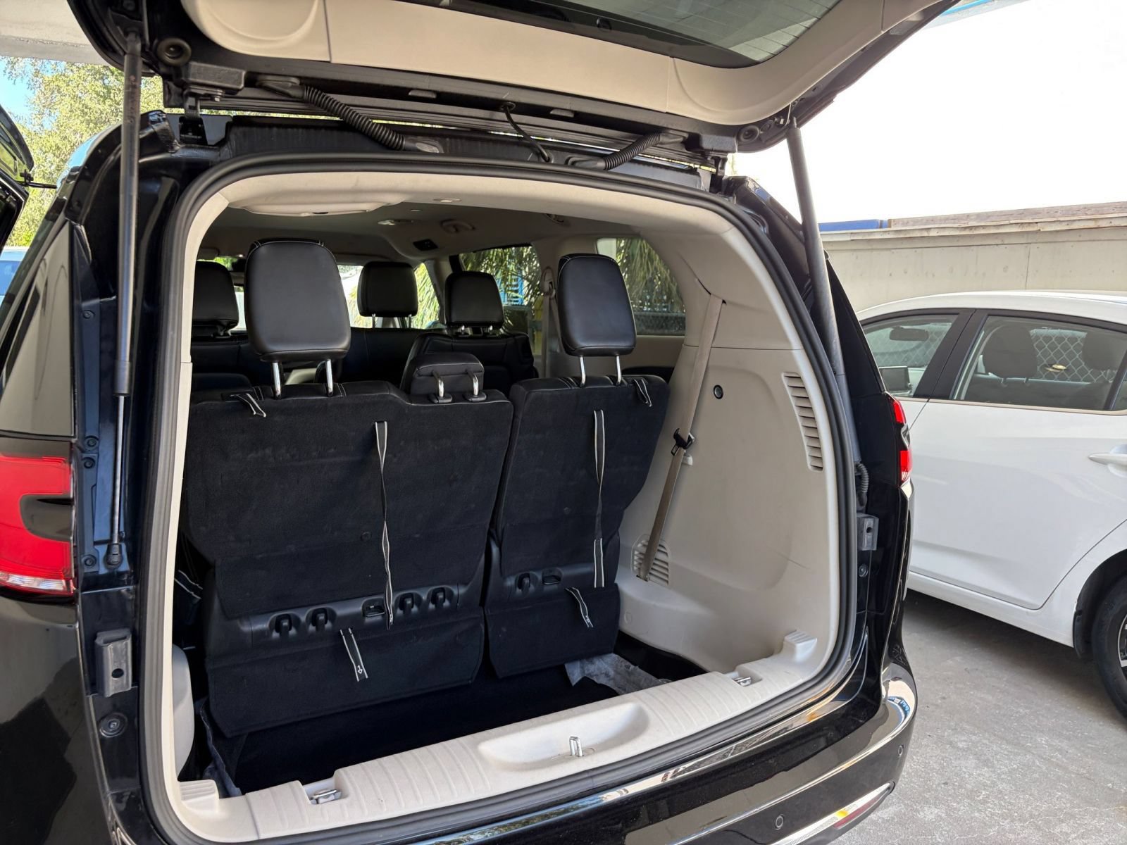 Used 2024 Chrysler Pacifica Touring-L FWD image 32