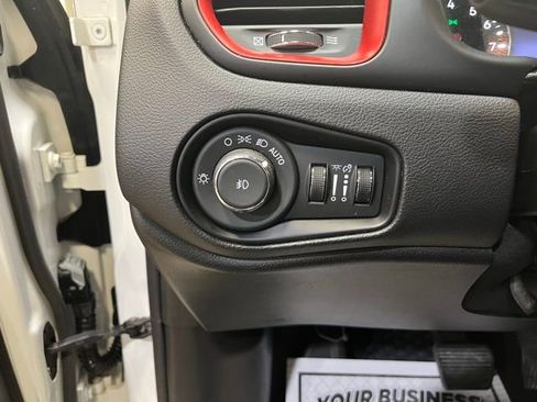 Used 2022 Jeep Renegade Trailhawk image 14