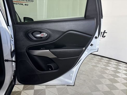 Used 2021 Jeep Cherokee Limited image 26