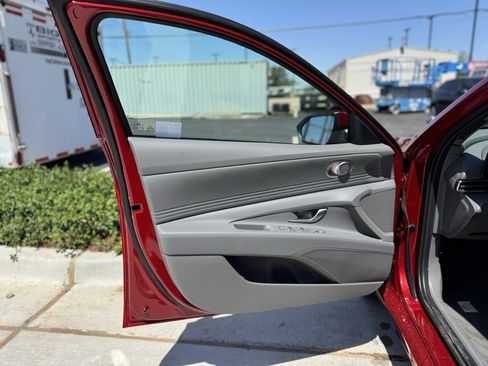 New 2025 Hyundai Elantra SEL image 18