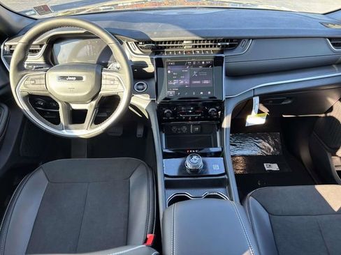 New 2025 Jeep Grand Cherokee Altitude image 2