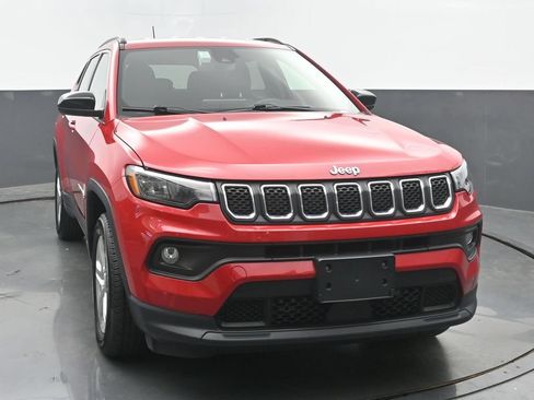 Used 2024 Jeep Compass Latitude AWD/4WD image 8