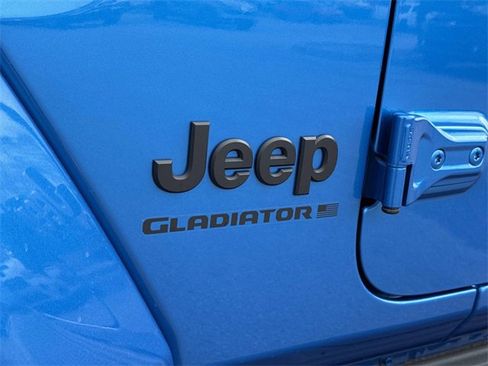 Used 2025 Jeep Gladiator Sport image 11