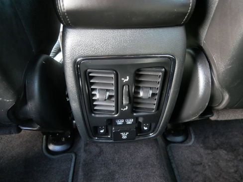 Used 2018 Jeep Grand Cherokee Limited image 19