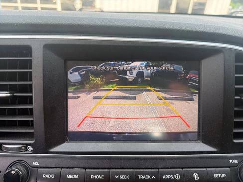 Used 2017 Hyundai Elantra Limited FWD image 11