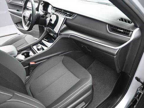 Used 2025 Jeep Grand Cherokee Laredo image 17