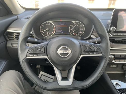 Used 2025 Nissan Altima 2.5 SV FWD image 9