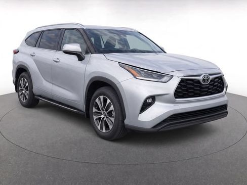 Used 2023 Toyota Highlander XLE FWD image 2