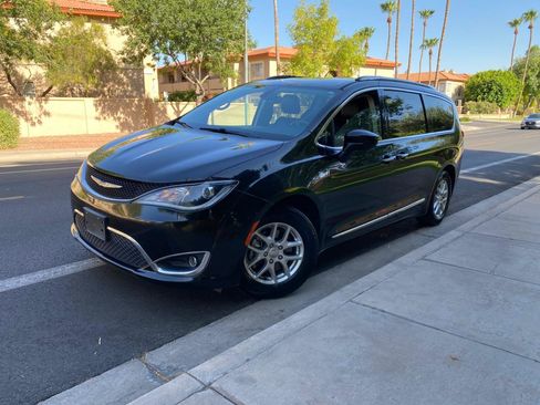 Used 2020 Chrysler Pacifica Touring-L FWD image 3