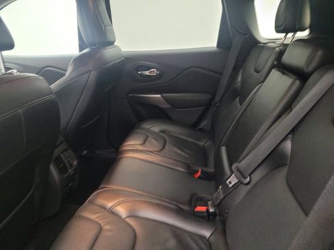 Used 2019 Jeep Cherokee Limited image 18