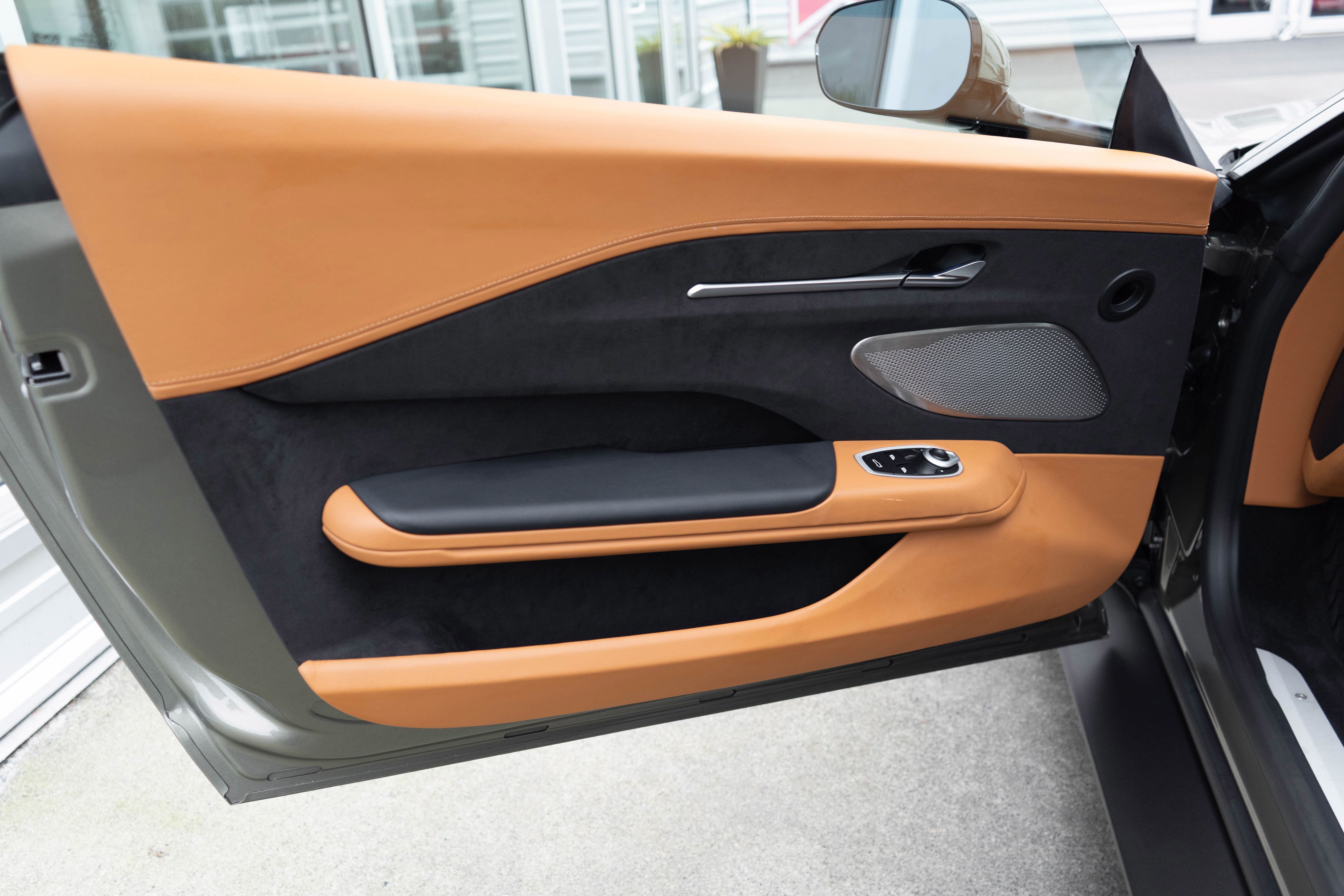Used 2025 Aston Martin V8 Vantage Coupe RWD image 13