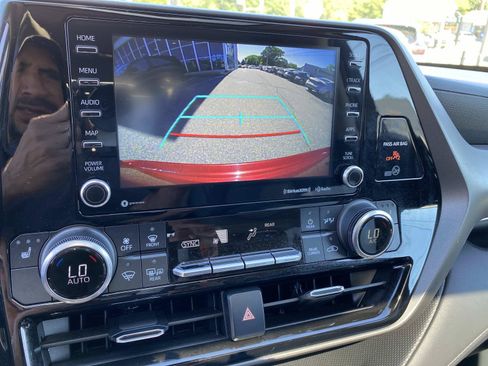 Used 2021 Toyota Highlander XLE AWD/4WD image 13