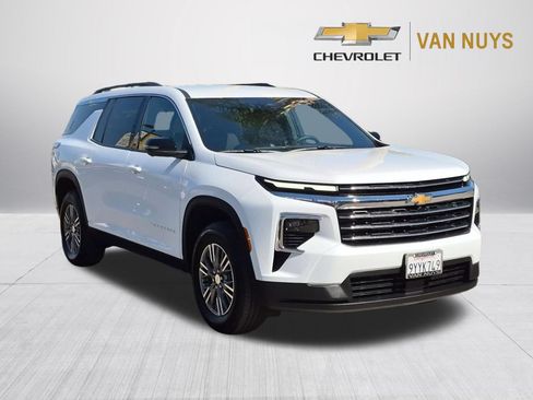 Used 2026 Chevrolet Traverse LT w/ Driver Confidence Package FWD image 3