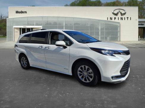 Used 2021 Toyota Sienna XLE w/ XLE Plus Package image 2