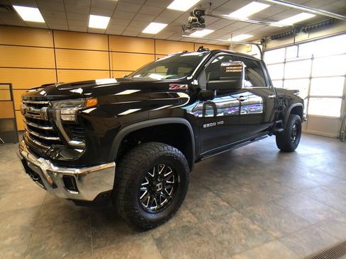 Used 2025 Chevrolet Silverado 2500 LTZ w/ LTZ Premium Package AWD/4WD image 3