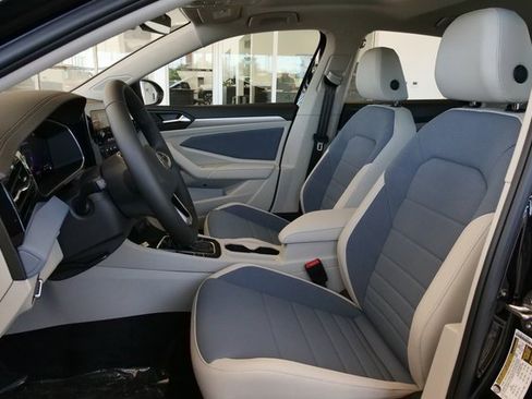 New 2025 Volkswagen Jetta SE image 9