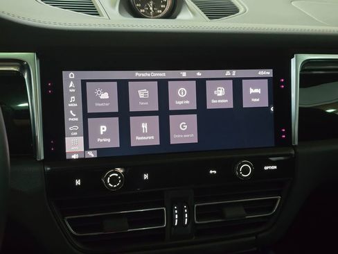 Used 2024 Porsche Macan image 13