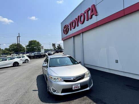 Used 2014 Toyota Camry XLE FWD image 1