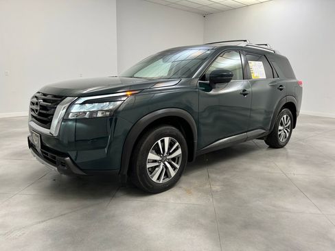 Used 2025 Nissan Pathfinder SL image 3