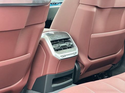 Used 2025 BMW 760i xDrive image 23