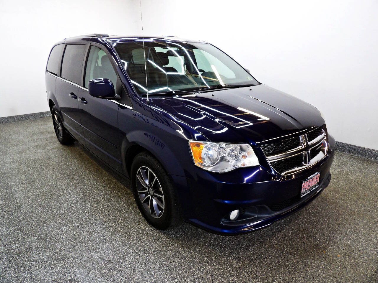 Used 2017 Dodge Grand Caravan SXT FWD image 3