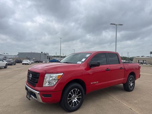 Used 2022 Nissan Titan SV image 9