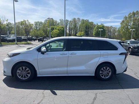 Used 2025 Toyota Sienna XLE image 2