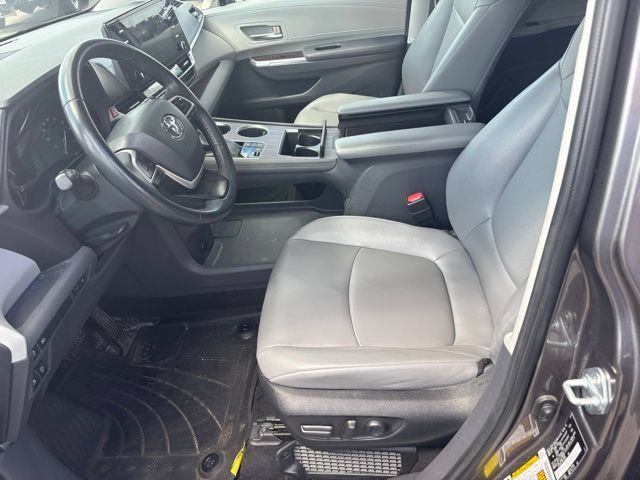 Used 2022 Toyota Sienna XLE FWD image 5