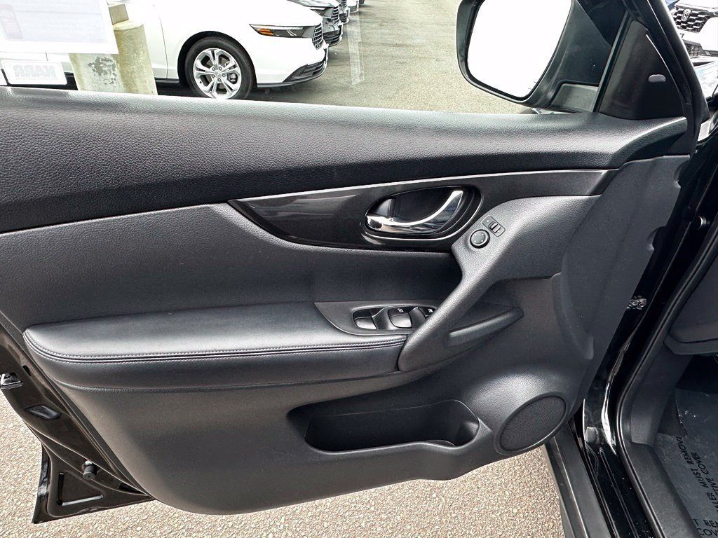 Used 2018 Nissan Rogue SV FWD image 25