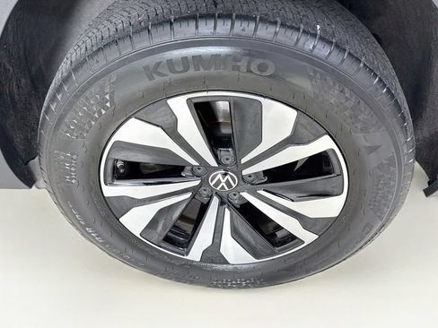 Used 2024 Volkswagen Atlas Cross Sport SE FWD image 39