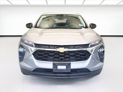 Used 2025 Chevrolet Trax LS w/ Driver Confidence Package FWD image 2