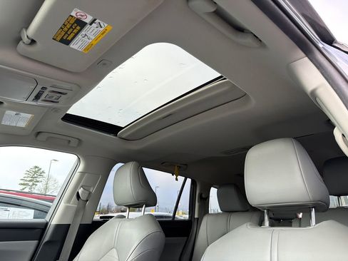 Used 2023 Toyota Highlander XLE AWD/4WD image 33