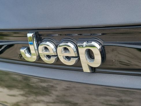 Used 2024 Jeep Grand Cherokee Laredo RWD image 6