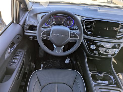 New 2026 Chrysler Pacifica Limited FWD image 14