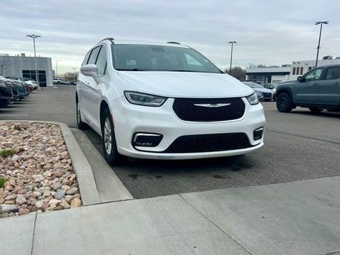 Used 2022 Chrysler Pacifica Touring-L FWD image 3