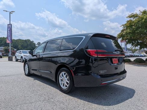 Used 2023 Chrysler Pacifica Touring-L FWD image 6