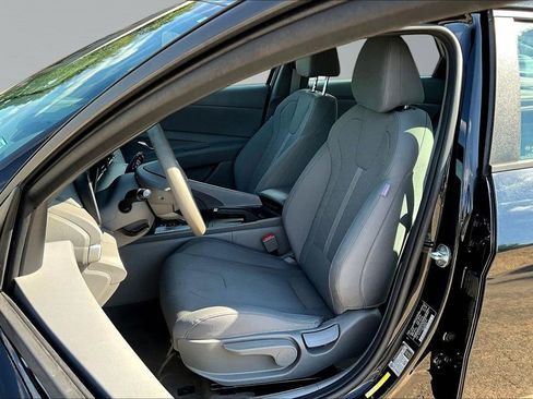 Used 2021 Hyundai Elantra SE FWD image 20