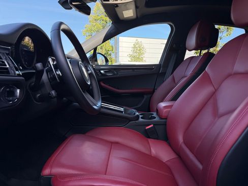 Certified 2025 Porsche Macan image 13