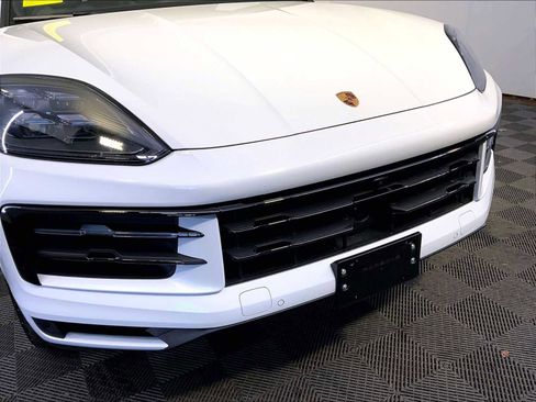 Certified 2025 Porsche Cayenne image 34