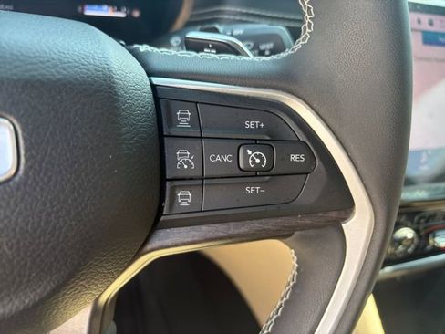 Used 2023 Jeep Grand Cherokee L Limited AWD/4WD image 8