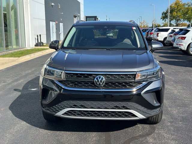 Used 2023 Volkswagen Taos SE w/ Panoramic Sunroof Package AWD/4WD image 2
