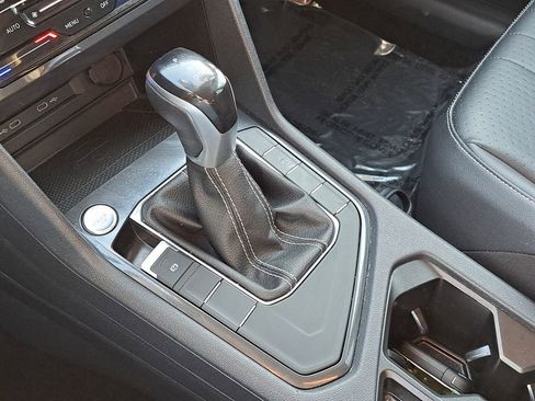 Used 2022 Volkswagen Tiguan SE image 18